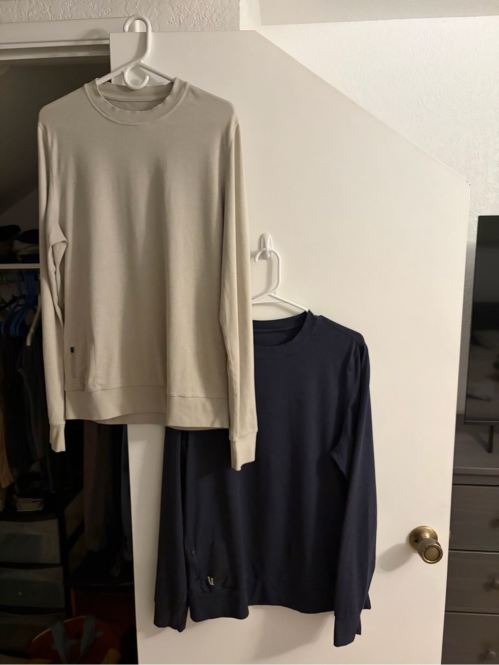 2 Vuori Ponto Performance Crewneck Light Taupe & Navy